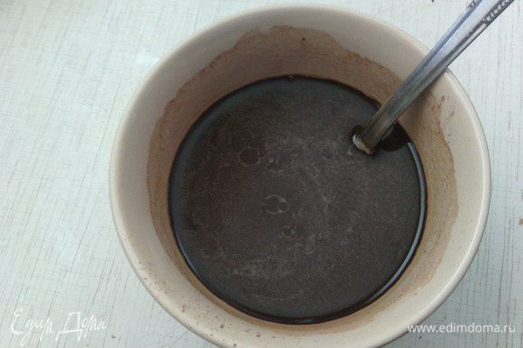 Смешать какао, растворимый кофе, залить 150 мл. горячей воды. Добавить мед и все тщательно размешать.