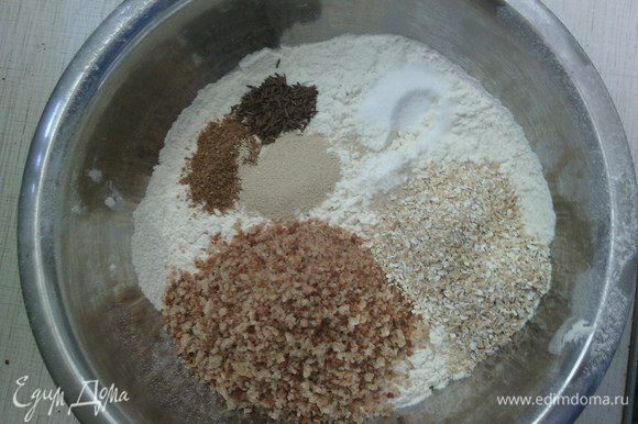 Просеять 3 вида муки, добавить остальные сухие ингредиенты: соль, кориандр, тмин, хлебные крошки, отруби, дрожжи. Всё хорошо перемешать.