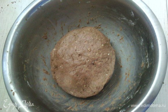Влить квас, какао с медом и кофе, растительное масло - замесить тесто. Выложить тесто на присыпанную мукой поверхность и вымесить его не менее 10 мин. Положить тесто в миску, смазанную маслом, накрыть полотенцем и оставить на 2-2,5 ч. в теплое место. За это время тесто подойдет, и его объем увеличится вдвое.