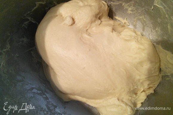 Тесто накройте плёнкой и поставьте в тёплое место на расстойку от 30 мин до часу, пока тесто не увеличится вдвое.