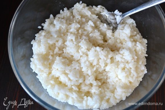 Рис отварить до полуготовности в слегка подсоленой воде. Готовый рис слить и обдать холодной водой, чтобы остановить процесс приготовления. Он должен получиться рассыпчатым.