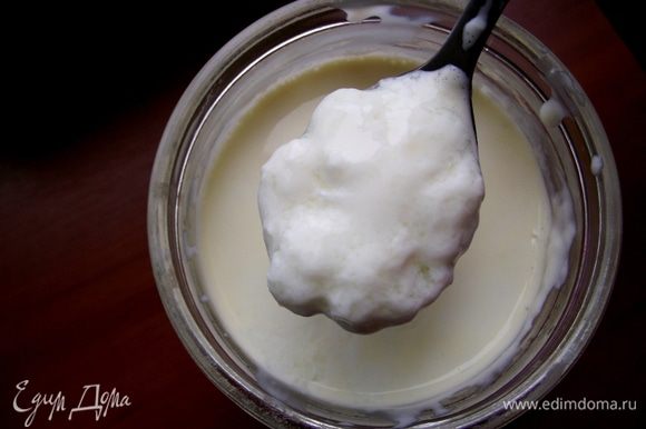 Когда йогурт будет готов, закройте его крышками и поставьте в холодильник на несколько часов, чтобы он загустел.