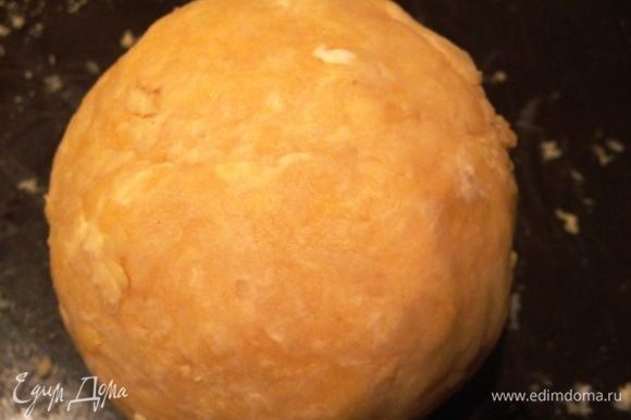 В самом конце добавить 1 желток, собрать тесто в шар, завернуть в пищевую пленку и положить на 20 минут в холодильник.
