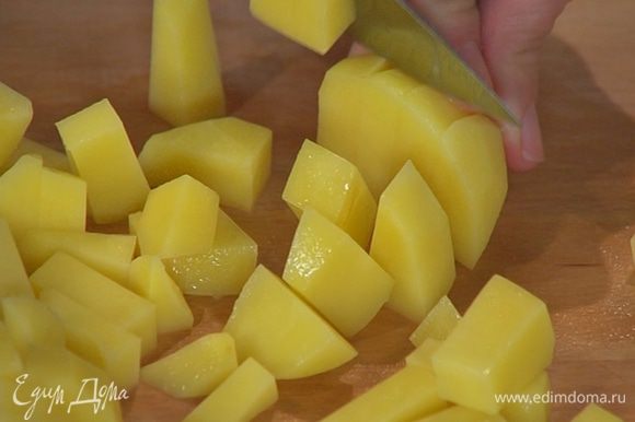 Картофель почистить и нарезать небольшими кубиками.