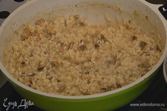Когда рис с грибами будет практически готов, добавить 1 ч. ложку сливочного масла, все вымешать и остудить.