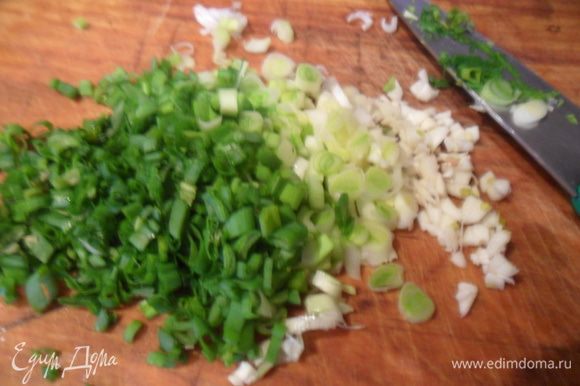 Мелко нарезать пучок зеленного лука и 2 зубчика чеснока.