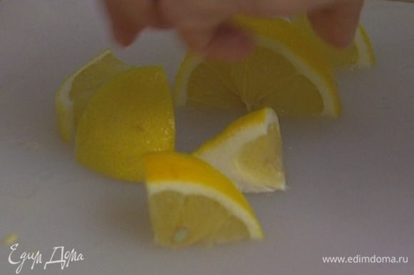 Лимон разрезать пополам, из одной половинки выжать сок, другую порезать на дольки.