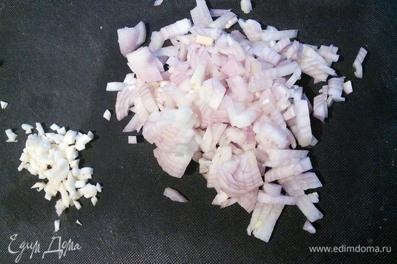 Мелко порубите чеснок и лук-шалот (его можно заменить на обычный белый лук).