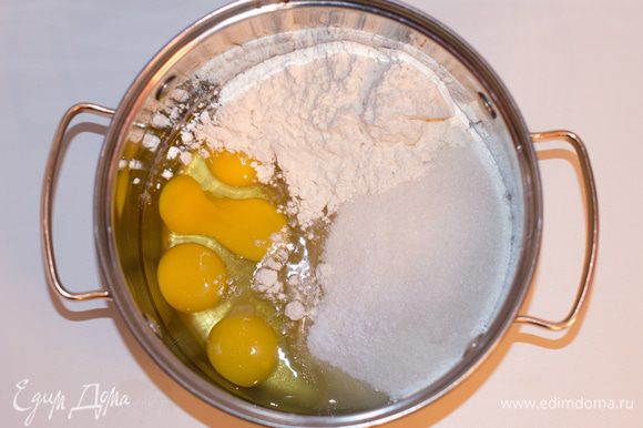 Готовим заварной крем: Яйца соединить с мукой и сахаром