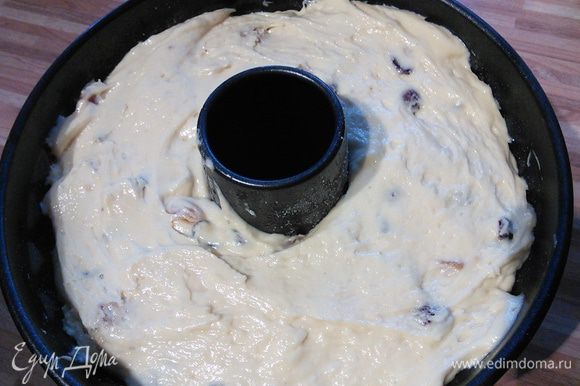 Форму смазать маслом и посыпать манкой или мукой. Выложить тесто, разровнять и выпекать в течении 1 часа.
