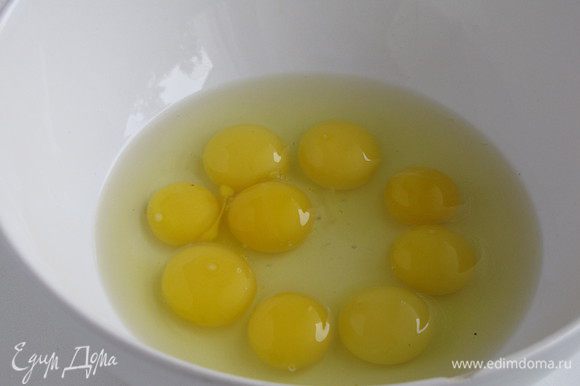Яйца разделить на желтки и белки. Перепелиные яйца довольно трудно разделить сразу, поэтому я разбила все яйца в одну миску, затем аккуратно ложкой переложила желтки в другую миску.