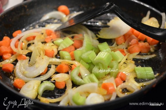 Растопить сливочное масло, добавить мелко порезанный лук, чеснок, сельдерей, морковь. Готовить несколько минут.