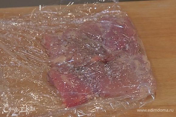 Куриное мясо посолить, поперчить, поместить между двумя слоями пищевой пленки и отбить скалкой.