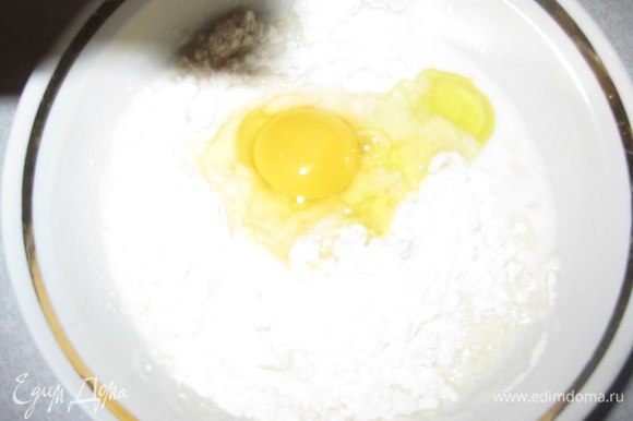 Сделать тесто. Замесить муку, молоко, сахар и яйца. Жарить блины на сковороде для блинов.