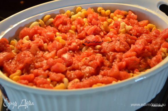 Переложить макароны и кусочки курицы в блюдо для запекания, перемешать. Добавить сверху консервированные томаты в соку, порезанные кубиками.