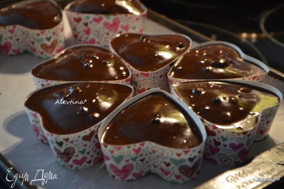 Шоколадные капли растопить со сливками на среднем или медленном огне. Полить шоколадной глазурью сердечки, поставить в холодильник на 1 час.