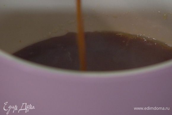 В небольшом сотейнике слегка прогреть мед, влить 50–70 мл свежезаваренного кофе и прогревать все вместе еще около минуты.