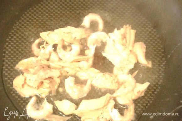 Филе форели (можно семги) режим маленькими кусочками, креветки чистим (если нужно), выкладываем на горячую сковородку с оливковым маслом. Слегка обжариваем.