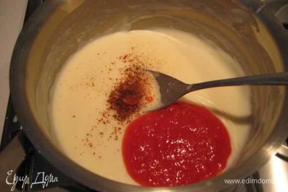 Добавить итальянский томатный соус (или ложку хорошего кетчупа) и щепотку мускатного ореха.