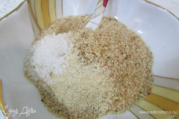 В миске перемешайте сухари, чесночный порошок и 1/2 ч.л. соли.