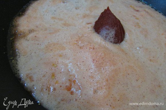 В чесночное масло вылить помидорное пюре и добавить томатную пасту. Тушить до полного испарения жидкости. Посолить, поперчить и посыпать базиликом. Хорошо перемешать.