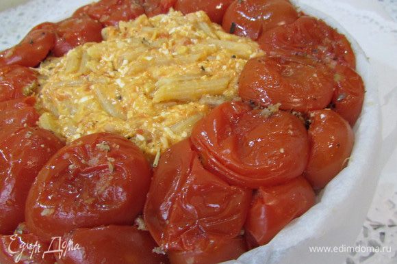 Выложить оставшиеся макароны и накрыть сверху помидорами, срезом вниз. Запекать в разогретой духовке (180 градусов), примерно 30 минут.