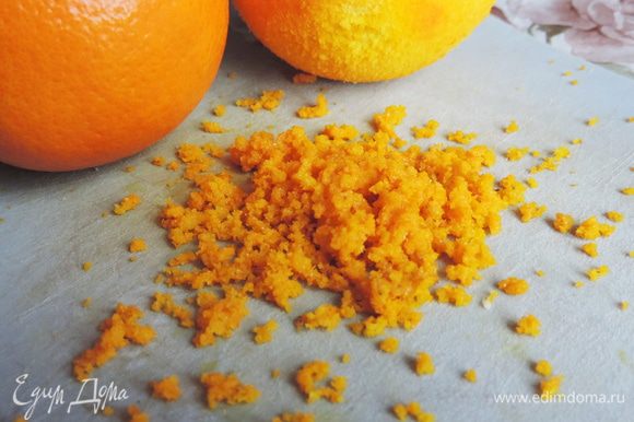 Пока печется бисквит, приступаем к апельсиновому муссу. Нам понадобиться два средних апельсина. Моем их, с одного натираем цедру (только оранжевую часть).