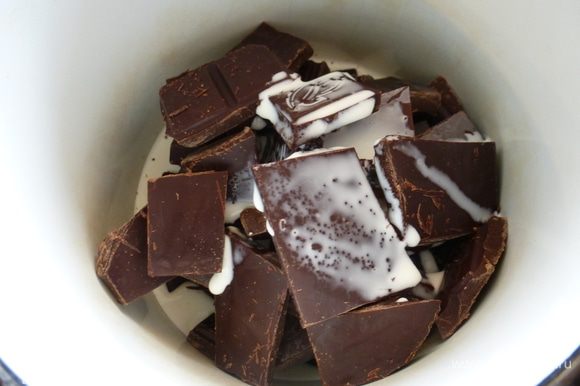 Для начала растопим шоколад с 80 граммами сливок. Я делаю это в миске на плите.