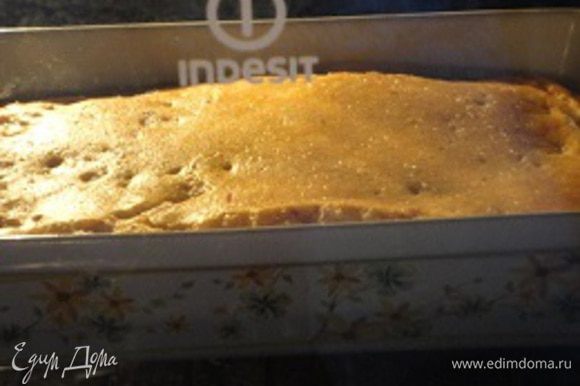 Выпекать 25 минут при температуре 190 градусов, до золотистого цвета. Готовый пирог оставить в духовке на минут 10. Во время выпечки пирог поднимется.
