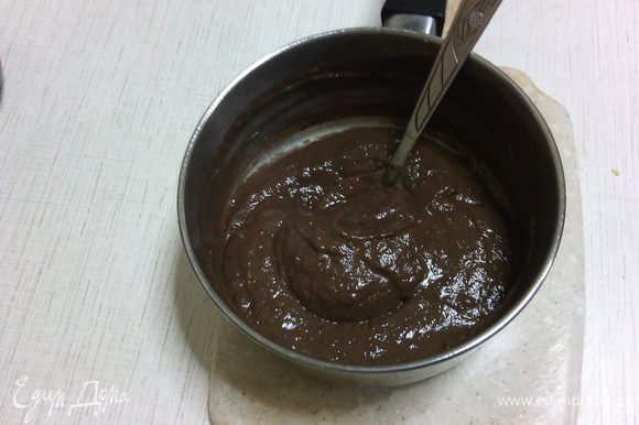 Приготовим крем: Положите в емкость тыквенное пюре и кусочки шоколада, нагрейте на водяной бане пока весь шоколад не растворится. Остудите нашу шоколадно-тыквенную смесь.