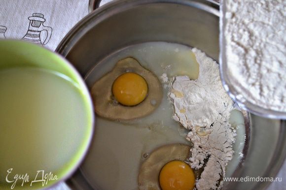 Для начала испечём блинчики. Яйца растереть с солью и сахаром, влить молоко (я использовала сыворотку), ложку растительного масла, тщательно перемешать. Добавить щепотку соды и помешивая всыпать муку. Должна получиться консистенция жидкой сметаны.