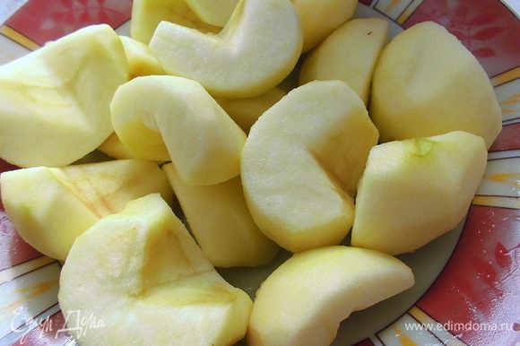 Натереть лимонную цедру. Из яблок вырезать сердцевину, очистить их от кожуры и сбрызнуть лимонным соком. Яблоки лучше брать с кислинкой.