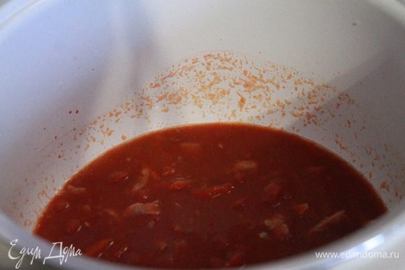 Обжарить в сотейнике пару минут, добавить чеснок и еще минутку обжарить. Добавить мелко нарезанные помидоры в собственном соку и прованские травы. Тушить пять минут.