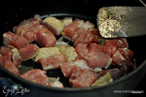 Свинину посолить и поперчить, обвалять в муке, на сковороду добавить 1 ст. л. оливкового масла и обжарить по 3 минуты с каждой стороны.