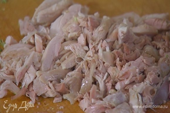 Куриное мясо отделить от костей и нарезать тонкими полосками.