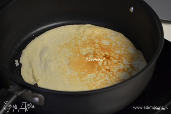 На разогретой сковороде первый блин жарим с добавлением растительного масла. Обжариваем с 2 х сторон. Если большие блины ломаются, выпекаем аккуратные маленькие.