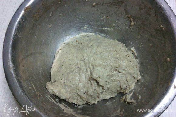 Тесто разделить на две части (одна большая, примерно 2/3, и маленькая - 1/3). В большую часть добавить остывшую заварку и тщательно перемешать - получилось тёмное тесто.