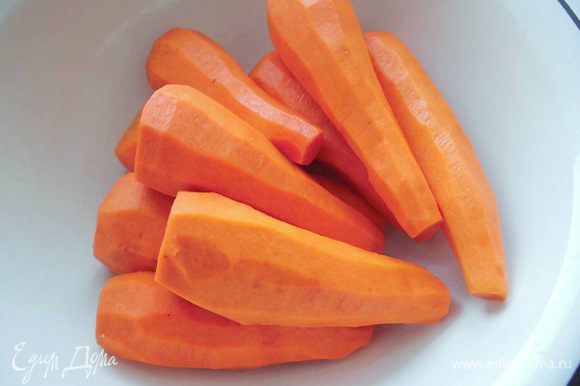 Очистить морковку и яблоки.