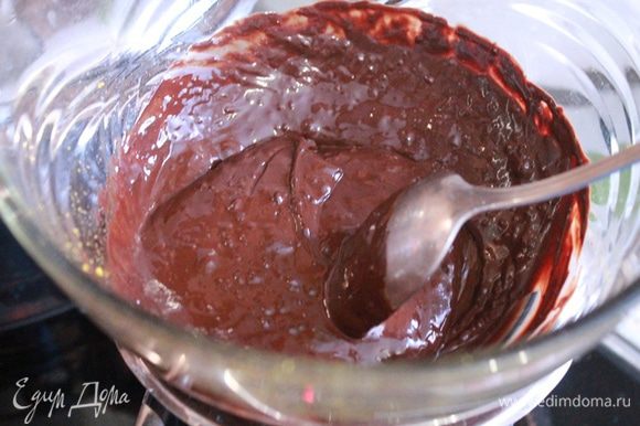 Для глазури растопите шоколад на водяной бане, добавьте цедру апельсина и растительное масло.