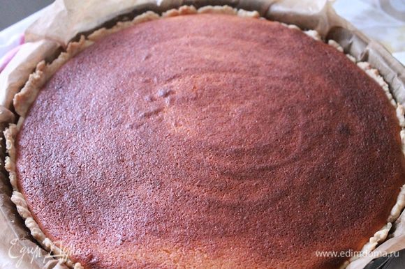 Готовый пирог выньте из духовки, остудите (не вынимайте из формы!) и покройте горячей глазурью.
