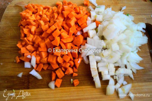 Морковь порезать мелким кубиком, лук мелко нашинковать.