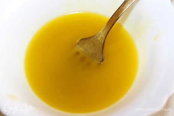 Приготовить соус: соединить три ст.ложки апельсинового сока, оливковое масло, мед, сок лимона, перец белый (по желанию). Взбить вилкой. Соус очень вкусный:-)