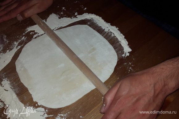 Делим тесто на небольшие комочки и тонко раскатываем тесто в форме круга, диаметром примерно 12 см.