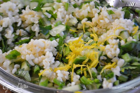 В салатнике смешать булгур, огурец, зелень. Листья салата порвать руками и добавить в салатник. Приготовить заправку: смешать масло оливковое, сок и цедру лимона, свежемолотый перец и соль. Перемешать и добавить в салатник. Дать настояться 30 минут.