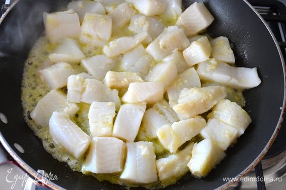 В сковороде разогреть оливковое масло и выложить кусочки рыбы. Обжарить пару минут.