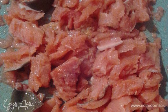 Филе морской рыбы (сегодня у меня это горбуша) порезать кусочками, посолить и поперчить, выложить в смазанную маслом форму.