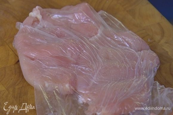 Куриное мясо поместить в целлофановый пакет и отбить скалкой.