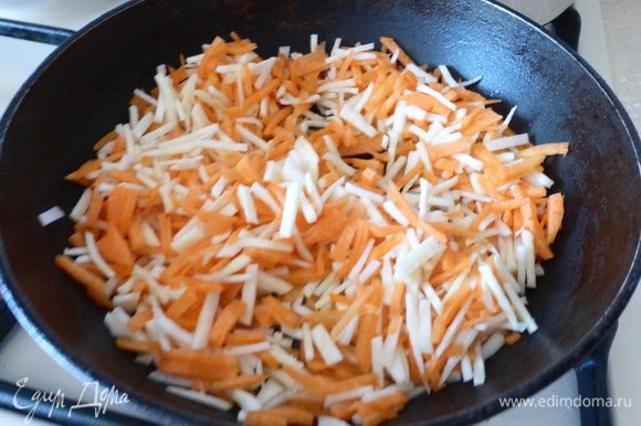 Пока варится картофель режем соломкой морковь и пастернак, которые пассеруем на сковороде несколько минут с добавлением минимального количества растительного масла и тоже отправляем в кастрюлю к нашему будущему борщу. Можно коренья и не обжаривать, тогда их надо положить в бульон одновременно с картофелем.