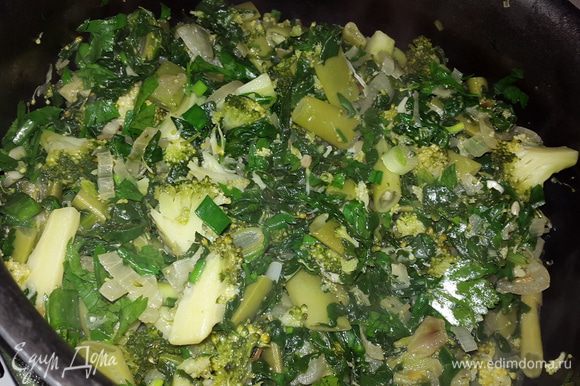Петрушку и зеленый лук мелко нарезать и добавить к остальным овощам, перемешать и тушить ещё 5 минут.