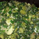 Петрушку и зеленый лук мелко нарезать и добавить к остальным овощам, перемешать и тушить ещё 5 минут.